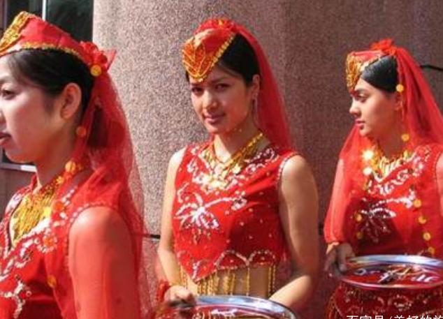 我国“睡觉最晚”地方：晚上9点多日落，半夜12点美女仍遍布街头