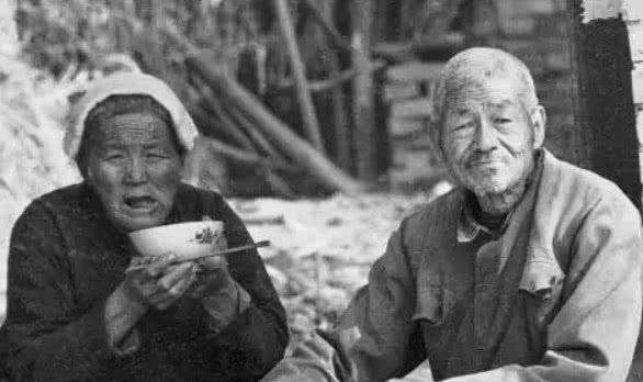 30年前农村吃饭老照片，让人感触颇深，引起50后的回忆