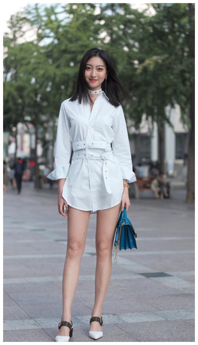 街拍：图三穿百褶超短裙，活力又青春，真叫人一眼难忘！