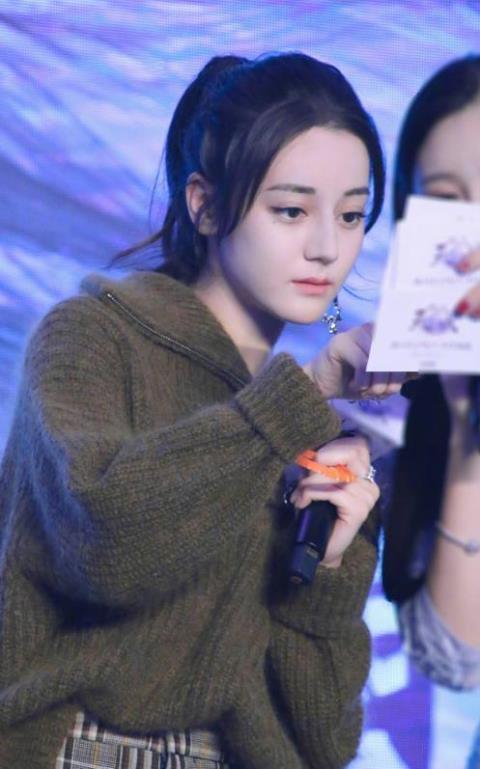 撞衫不可怕谁丑谁尴尬，张雪迎撞衫迪丽热巴，网友：差距太大