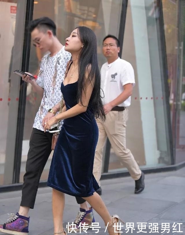 「走起」小姐姐一头的长发搭配高跟鞋,走起路十分飘逸,带着女神般的气息
