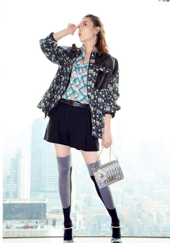 宋佳穿高跟凉鞋，里面套过膝长袜也不土，网友:还不是因为腿好看