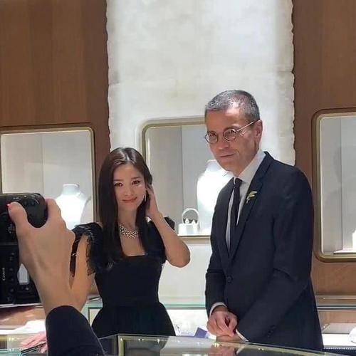  「女王」韩流女王横扫时尚圈宋慧乔出道20年完成大满贯，38岁稳坐顶流