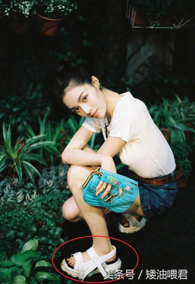 钟楚曦撅屁股闻花“仪态万千”，脚上鞋子被无情嘲笑：内衣带绑的