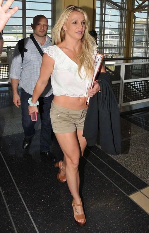 “小甜甜”布兰妮现身机场爆肥如大妈，露脐装+超短裤挤出一堆肉