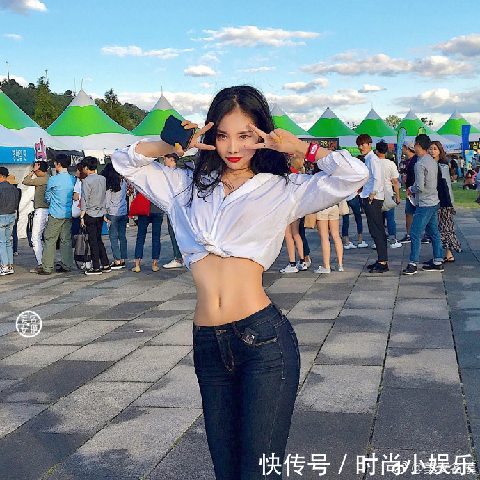 街拍：一白遮百丑，小姐姐白色的连衣裙恰到好处!