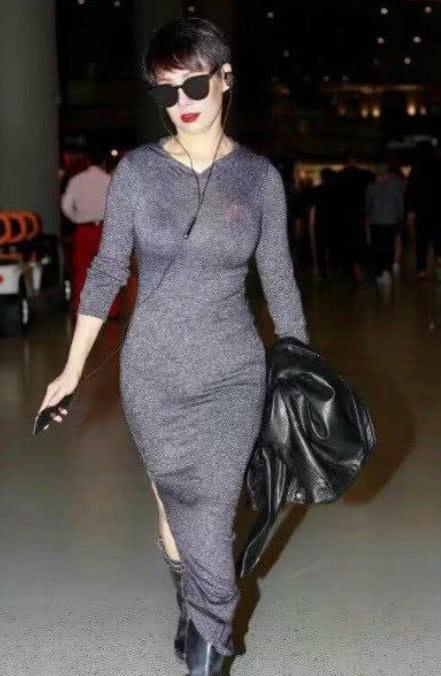 宁静身材不输柳岩 穿上深V裙秀身材 网友： 看不出有46岁