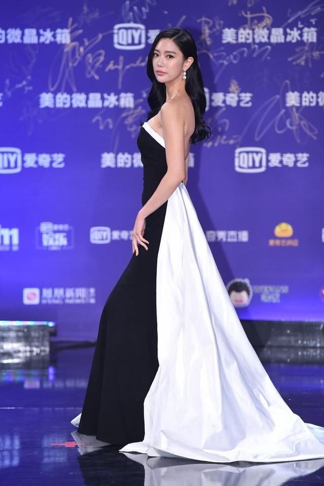  「无敌」克拉拉“尤物身材”好惊艳，穿黑白拼接色抹胸连衣裙，凹凸感无敌