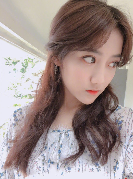 李艺彤“蛇精脸”还走清纯甜美风实在太违和,跟鞠婧祎完全不能比