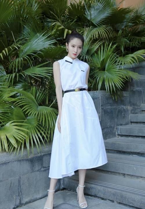  [整套look]赖雨濛简直太美了，扎丸子头搭配牛仔连体裤，意外穿出少女感