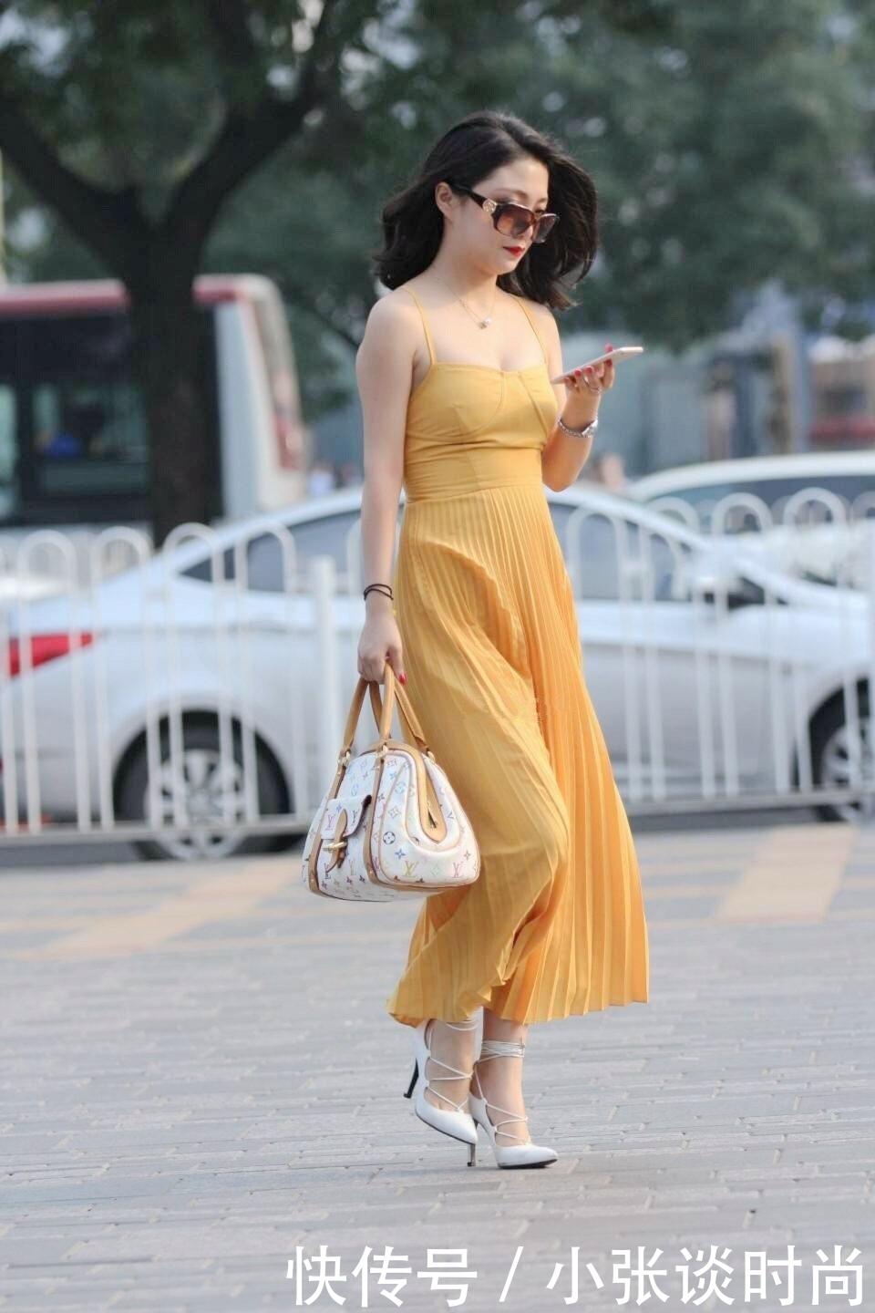街拍:吊带连衣裙清爽又大方,十分养眼,更显成熟风韵!