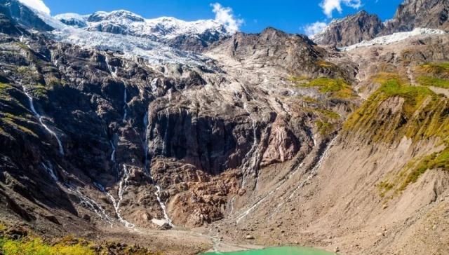 天堂向左，雨崩向右。不去天堂，就去雨崩
