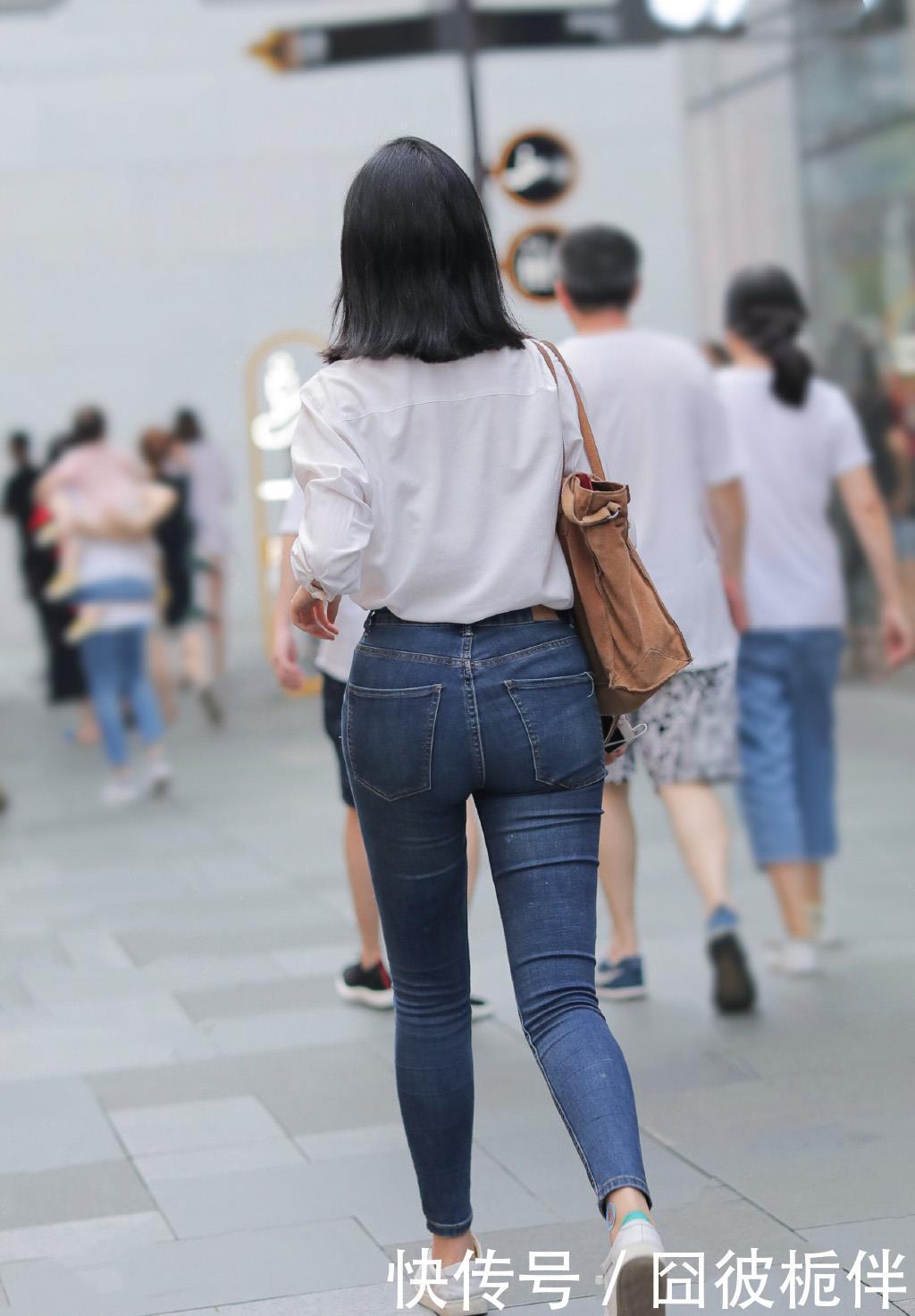 时尚女生们:选择简单百搭的牛仔裤,轻松展现出大方得体的外在美