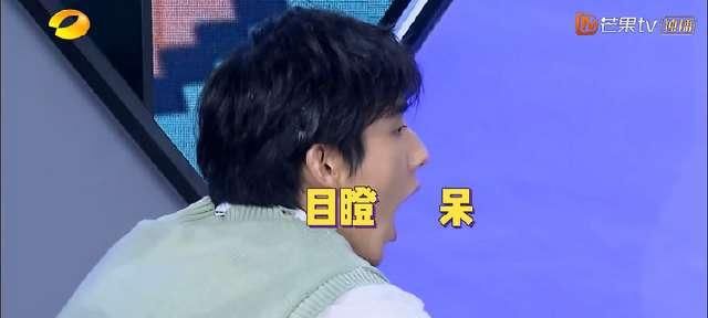  谭松韵@谢娜不小心要摔出舞台时，谁注意到张新成在身后做了什么？