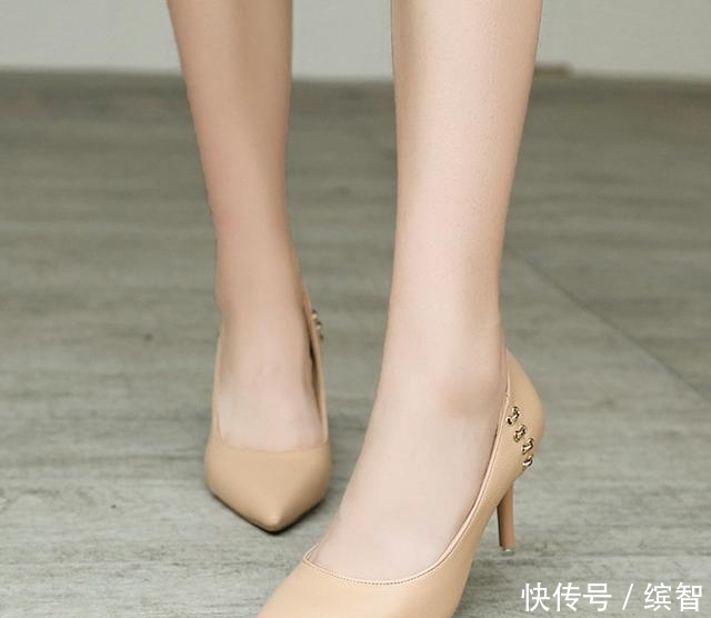 美观也不失去舒适感■时尚优雅的一双单鞋,尖头设计展现纤细玉足,上脚极具优雅姿态!