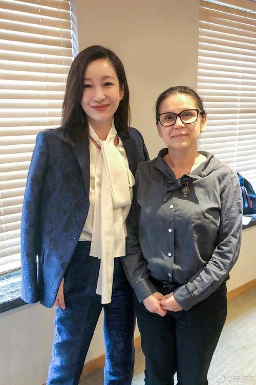 40岁秦海璐装嫩太用力，白色蛋糕裙穿出58岁老粗腿，网友：真尴尬