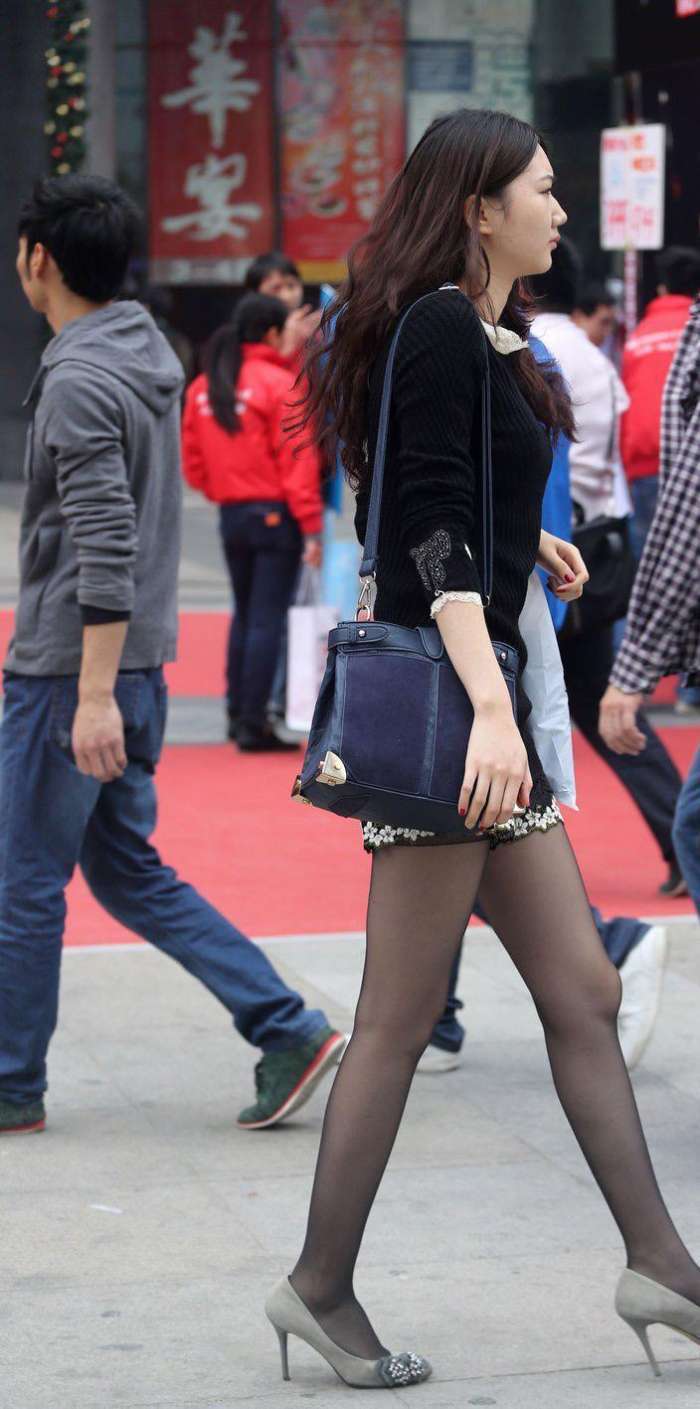 街拍: 连衣短裙黑丝袜美女, 演绎清秀气质