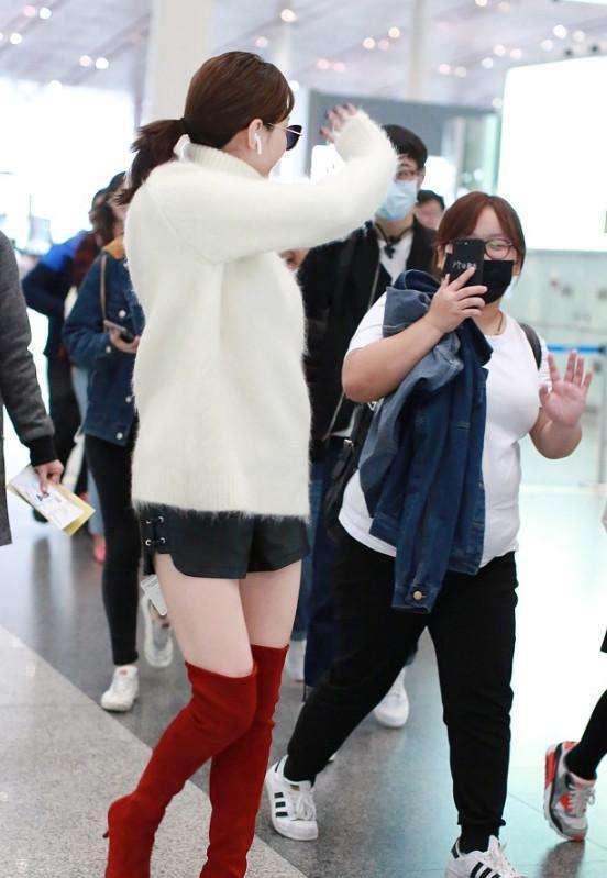 江疏影真会穿，一身简单搭配，穿出了超模既视感！