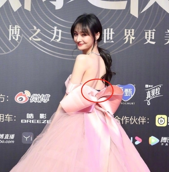 # 尊重#看清背后拉链处，这才是对礼服最大的尊重，郑爽转身让摄像师拍