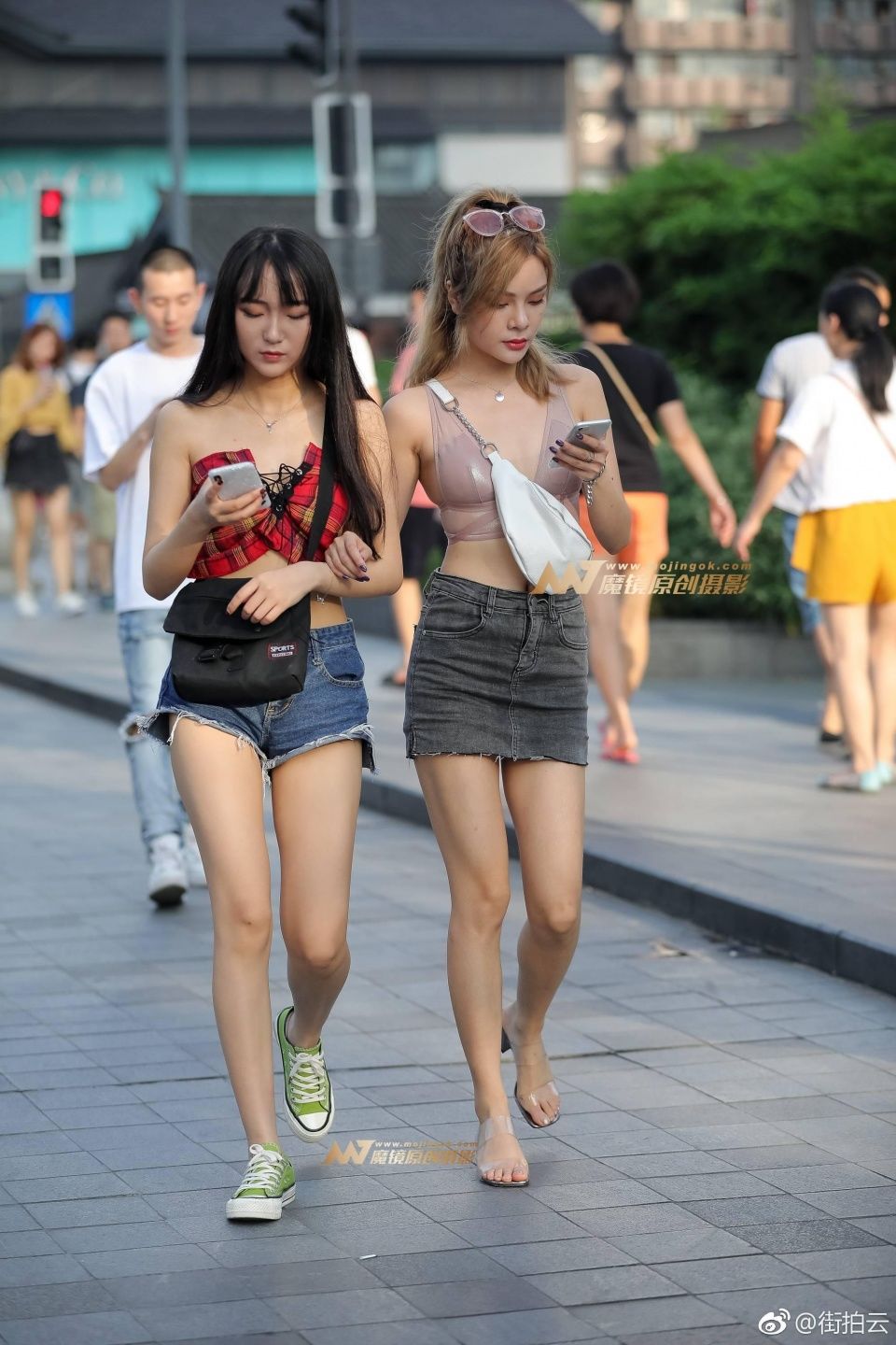 一点点街拍：小姐姐穿的是内衣吧？搭牛仔超短裙真是魅力无限