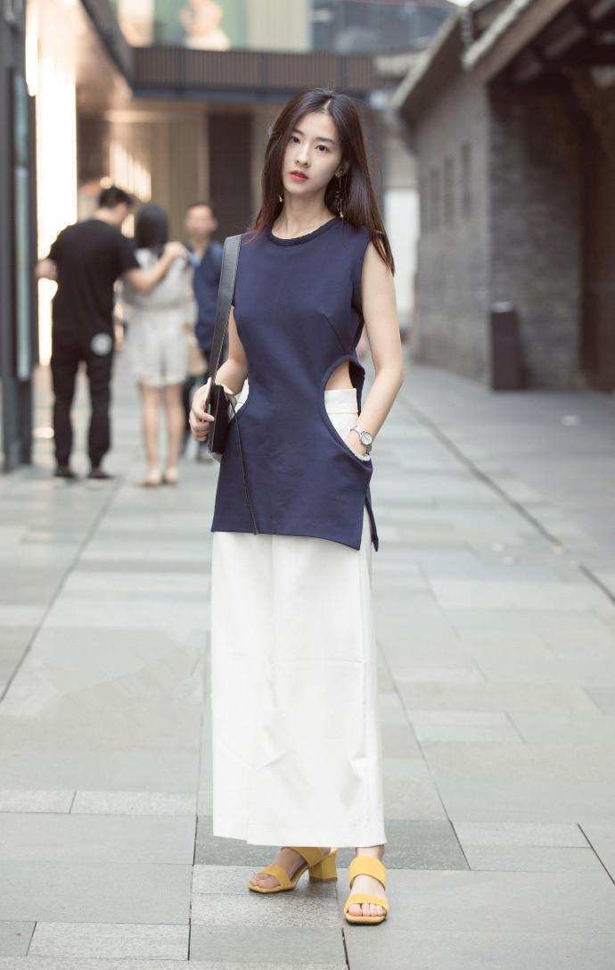 成都街拍: 感受一下叠穿的魅力 网友: 羡慕最后一个男人