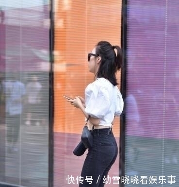 凸显:街拍,紧致凸显的小姐姐,大长腿配高跟鞋很适合,凸显女神的魅力