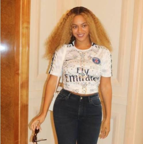 身材球衣都亮眼，流行天后碧昂丝身穿PSG主题潮服