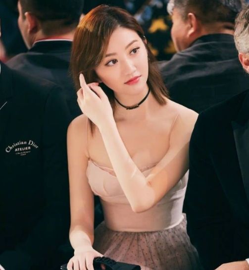 都是品牌活动大使，baby昂首挺胸造型仍输景甜，差距太大了