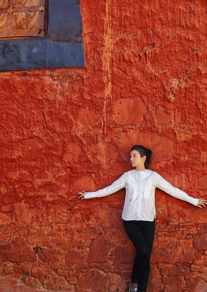 40岁黄奕厉害了！仅剪了个空气刘海显小20岁，网友：我又恋爱