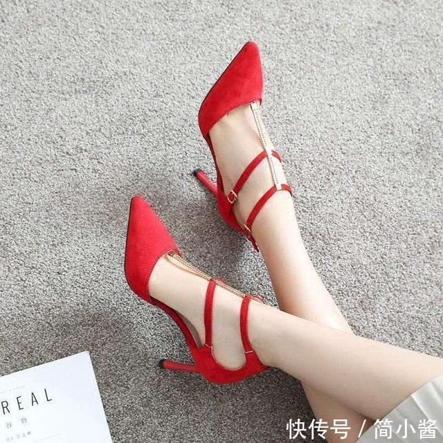 性感妩媚的女人，从来不会缺少一双尖头高跟鞋