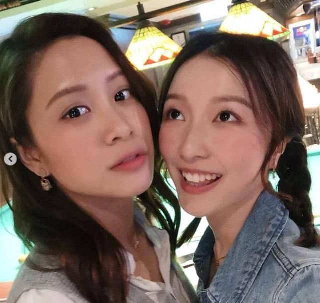  [全屏幕]“千亿元女朋友”偎依在好闺蜜胸口发嗲，扎双麻花辫全屏幕清纯少女气场