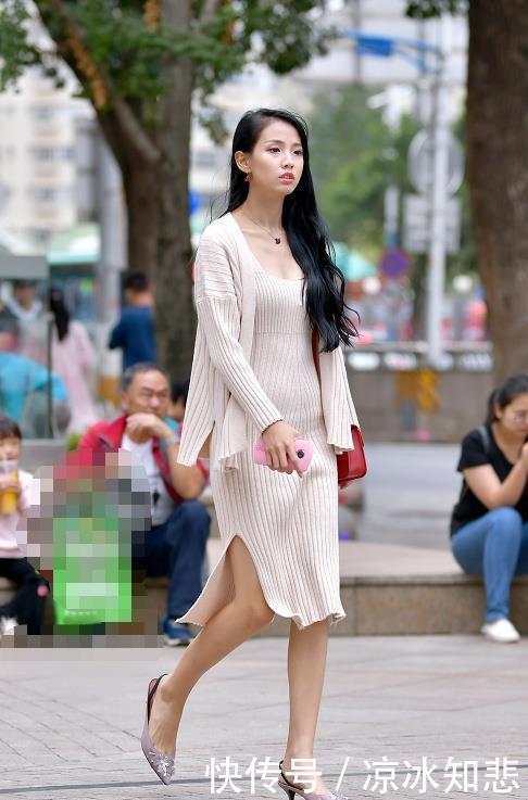  「闺蜜」街拍：图二闺蜜上街，美女把豹纹穿身上，野性又妩媚，太出众！