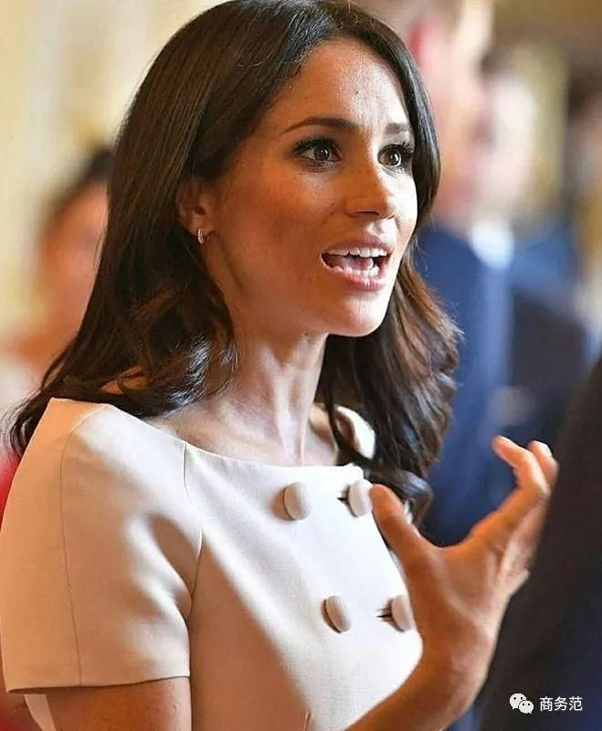 梅根花600万买衣服，坐姿被网友吐槽不合格，王妃太难当