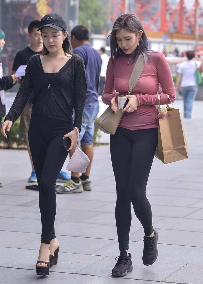 街拍: 紧身裤的姐妹花,都很好看啊