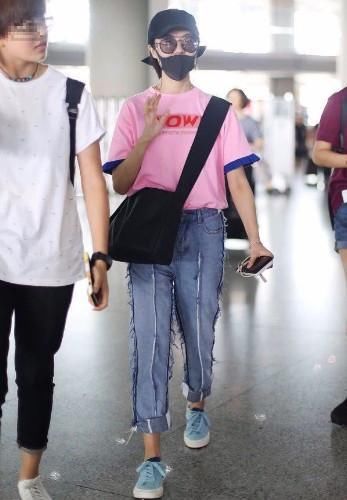 街拍:图1反穿裤子的郁可唯，图2包臀裙美女背影动人，纹身亮了!