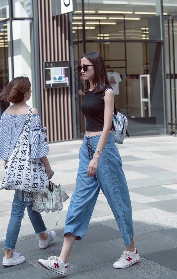 街拍时尚路人，简单随意的搭配，让这个夏天多了一份妩媚动人的美