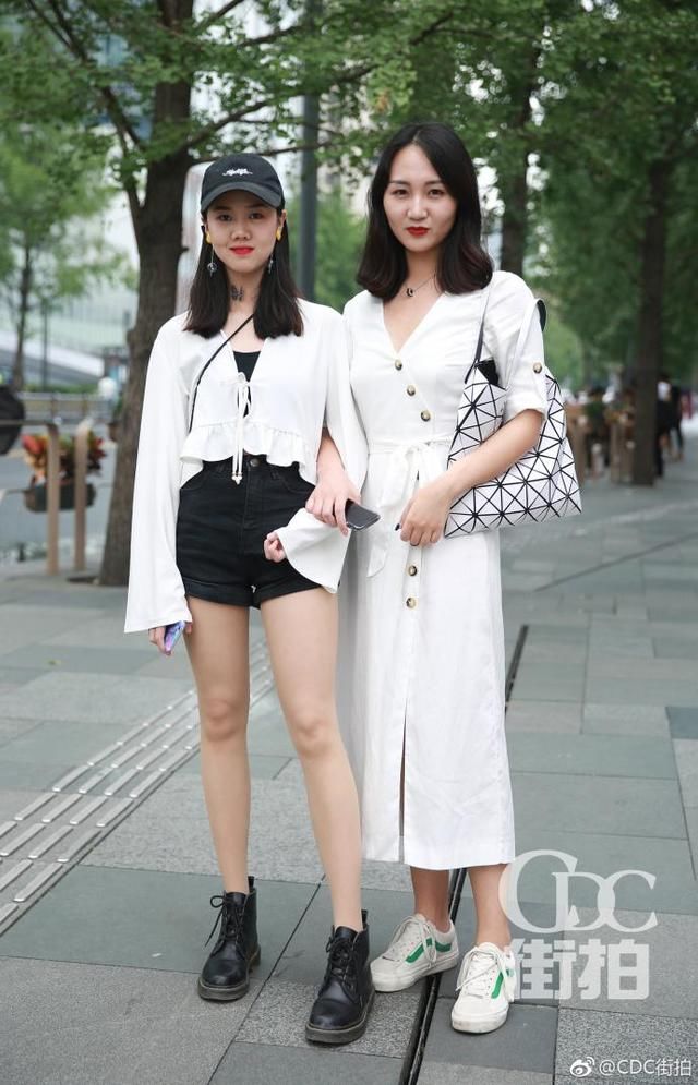 街拍:身穿性感露背吊带鱼尾裙的美女,木底高跟鞋太吸引眼球