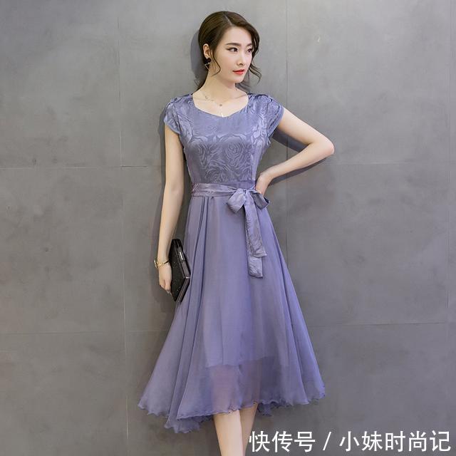 「碎花」传统的裙子已过时,碎花连衣裙是今年主流,减龄修身更有女人味