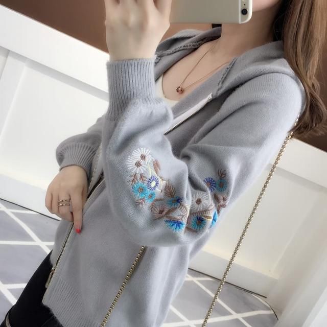 小个子女生千万别穿长裙了，看看图下女人穿的，早秋穿时尚显腿长