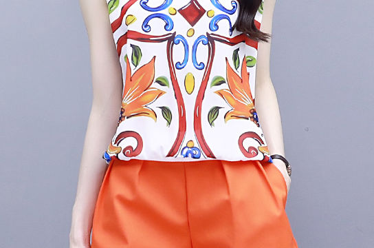 女人过了50岁，千万别穿太老气!瞧瞧下面女人穿的啥，真的很美