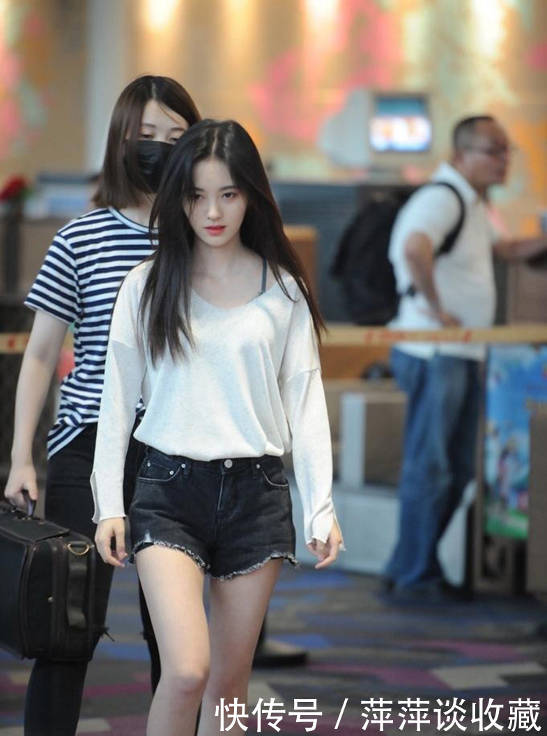 鞠婧祎现身机场被拍，她的身材是相当的好，看得出来她特别的瘦