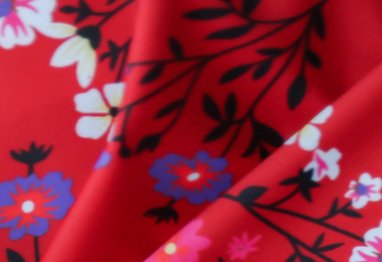 微胖女生穿“保守泳衣”太迷人，气质又美嫩，女人见了都怦然心动