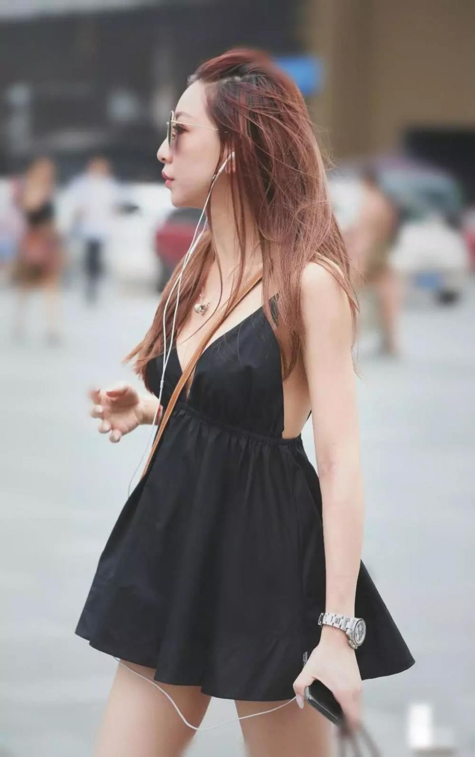 街拍美女：打扮时尚的性感美女，各种角度都很养眼