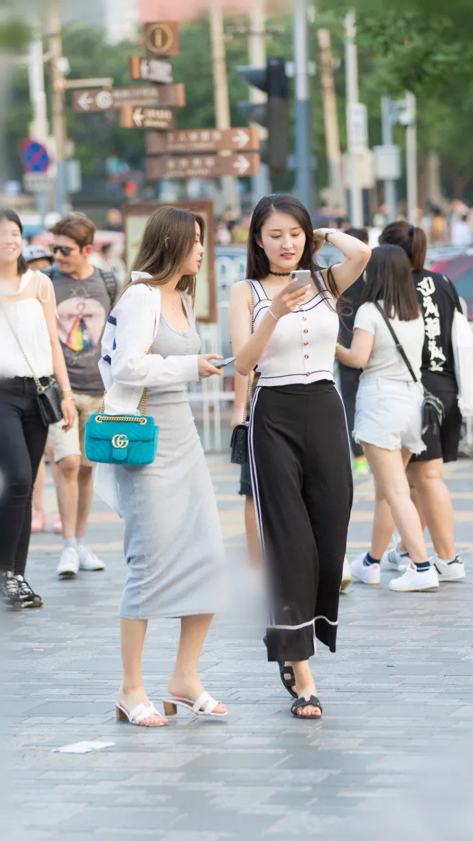 ?路人街拍，小姐姐穿露脐装小露蛮腰，腿部线条完美，十分耐看！