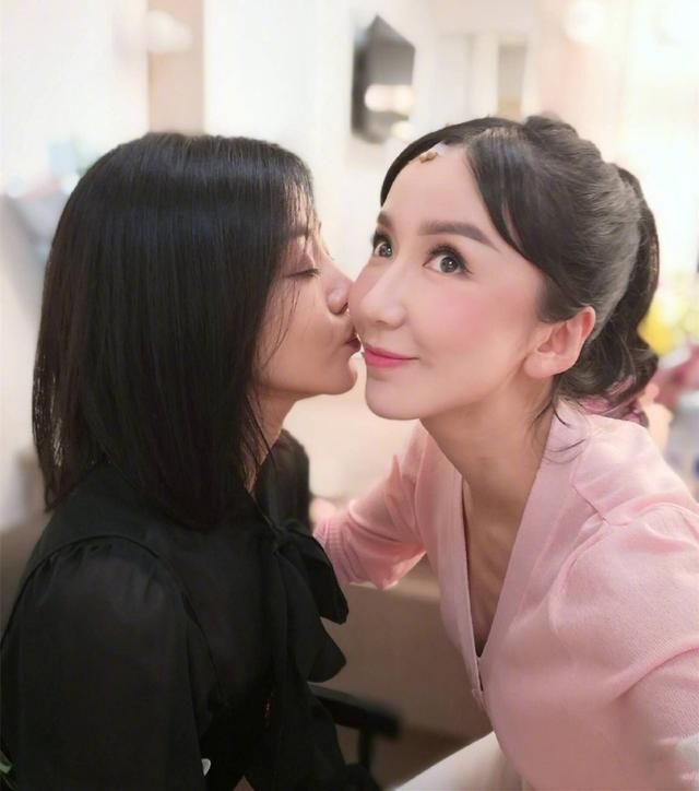 爱情公寓四美同框,美嘉3万块的手袋竟被小姨妈的平价连衣裙抢镜