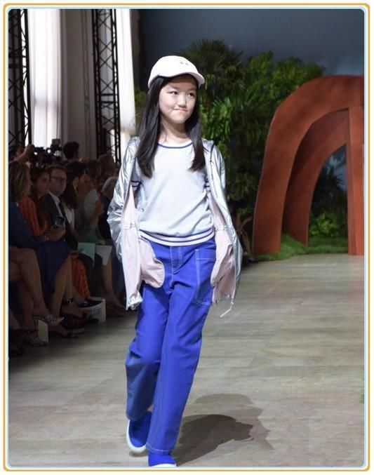 12岁李嫣再现T台走秀，满屏超模范，网友：看胯就知道腿真的很长