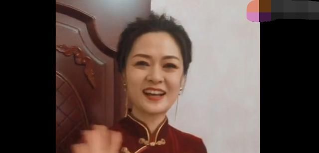  「走红」漂亮婆婆走红:为不抢儿媳风头特意穿显老旗袍,网友:人美心善