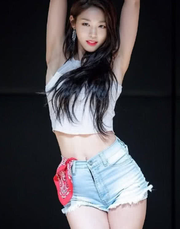 金雪炫身穿牛仔短裤，大秀身材，不料漏出的东西让人不住尴尬!