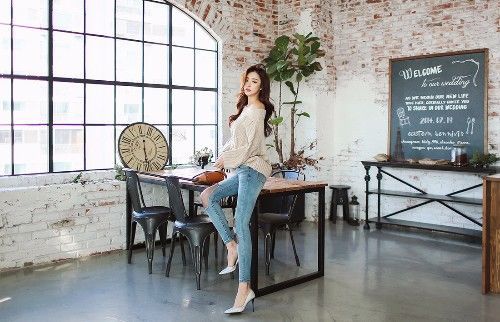 时尚街拍，身材圆润的小姐姐穿修身连衣裙，十分有女人味，气质温