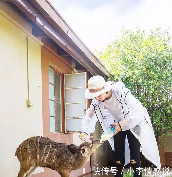 迪丽热巴你真的过分了,穿着PVC鞋子就要出门舒淇的衣服更夸张